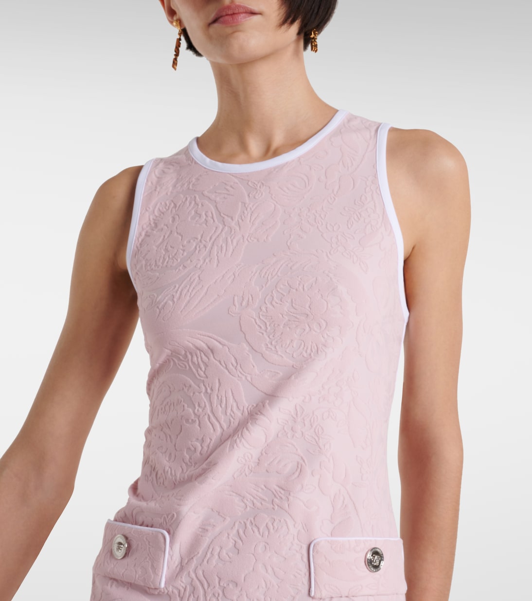 فستان قصير بنقشة نافرة | Versace