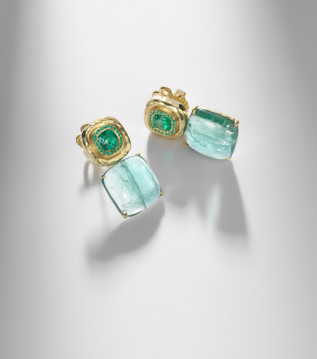 Ohrringe Double Orbit aus 18kt Gelbgold mit Smaragden und Turmalin | Octavia Elizabeth
