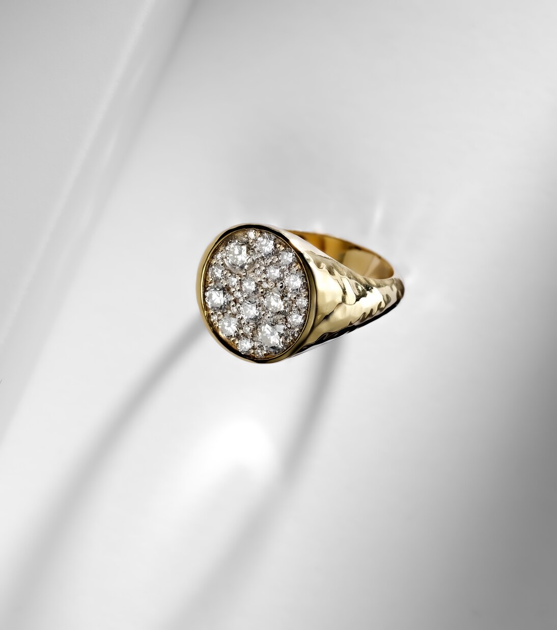 Ring Octavia Signet aus 18kt Gelbgold mit Diamanten | Octavia Elizabeth