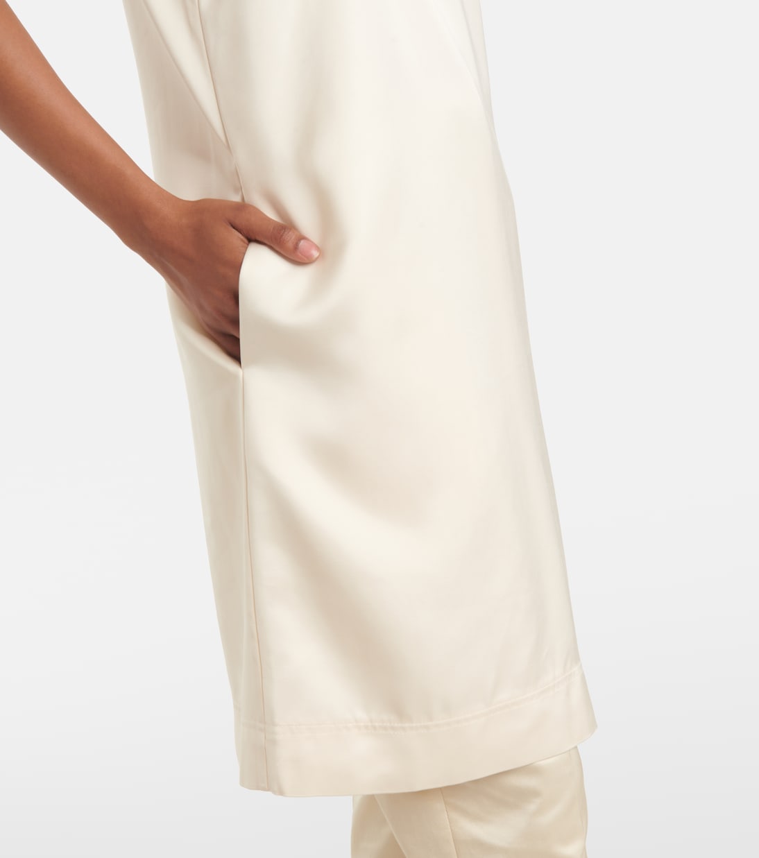 فستان قصير من الساتان | Toteme