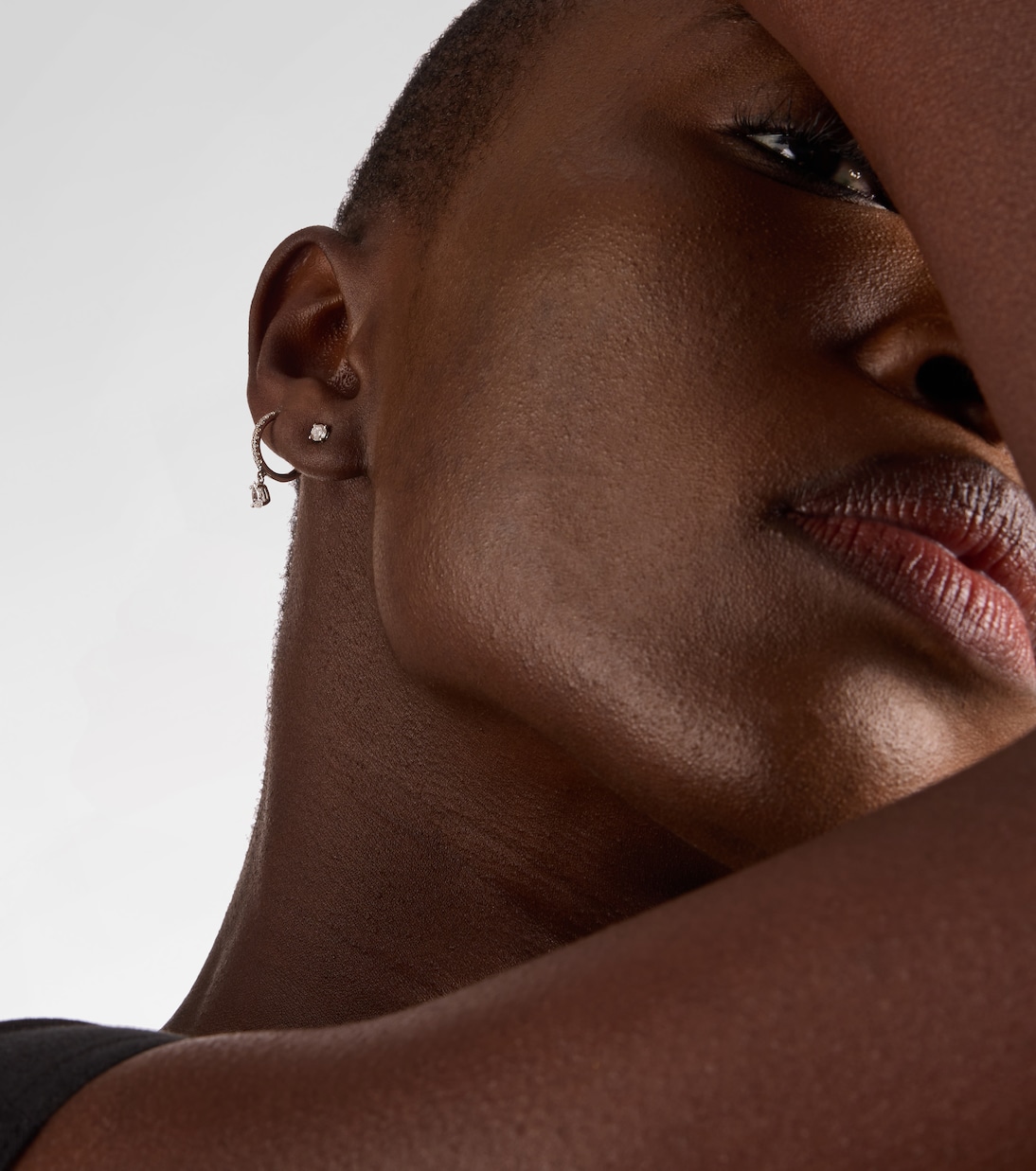 Boucle d'oreille unique en or blanc 18 ct et diamants | Anita Ko