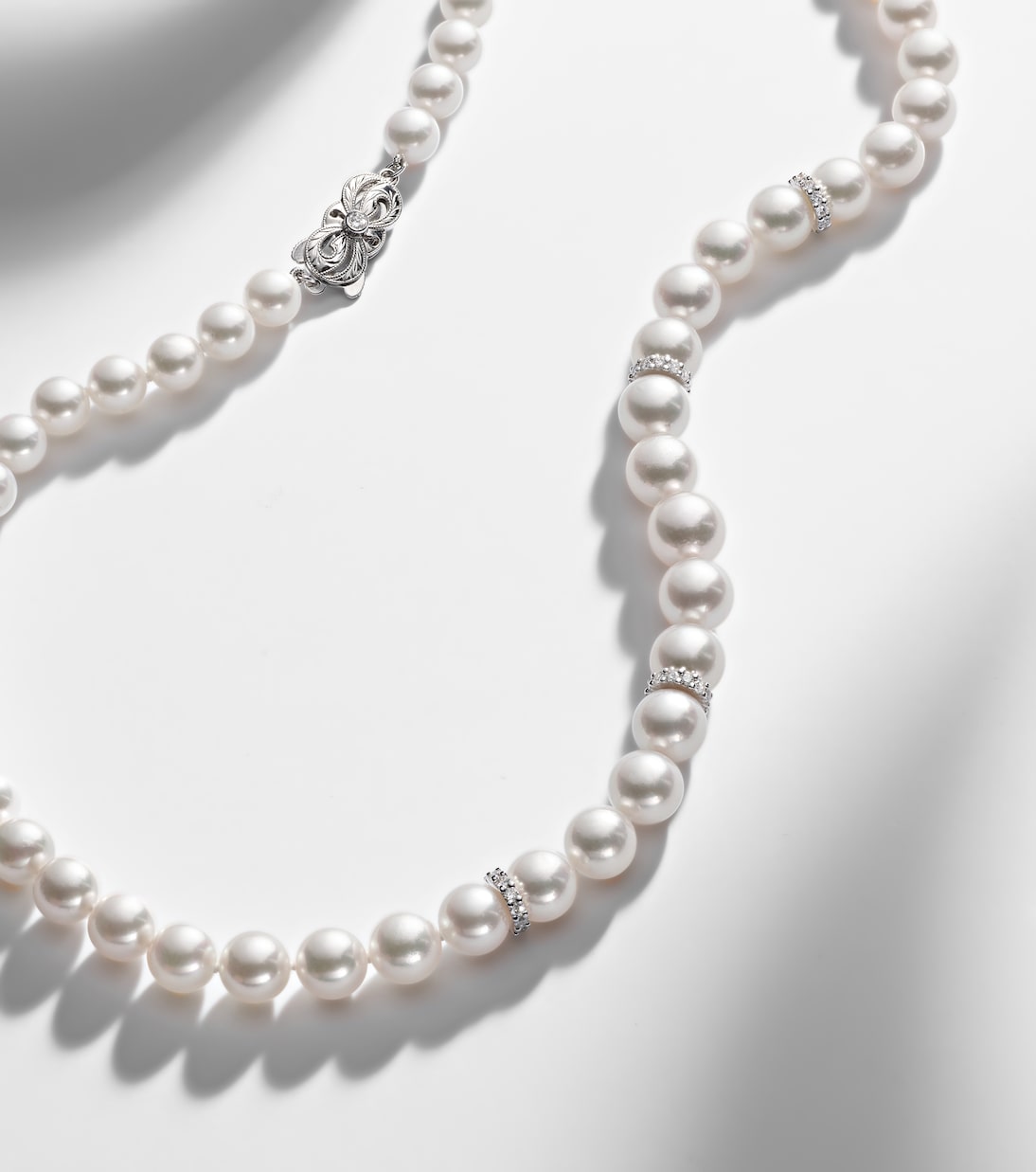 Collana in oro bianco 18kt con perle e diamanti | Mikimoto