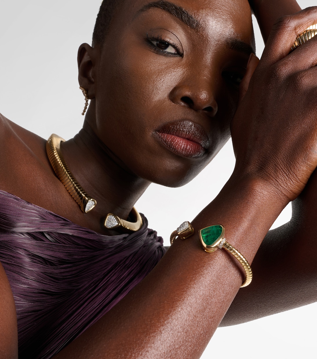 Armreif Trisolina aus 18kt Gelbgold mit Diamanten und Smaragd | Marina B