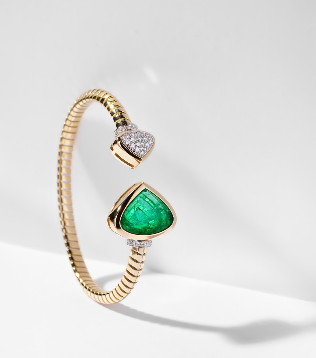 Armreif Trisolina aus 18kt Gelbgold mit Diamanten und Smaragd | Marina B