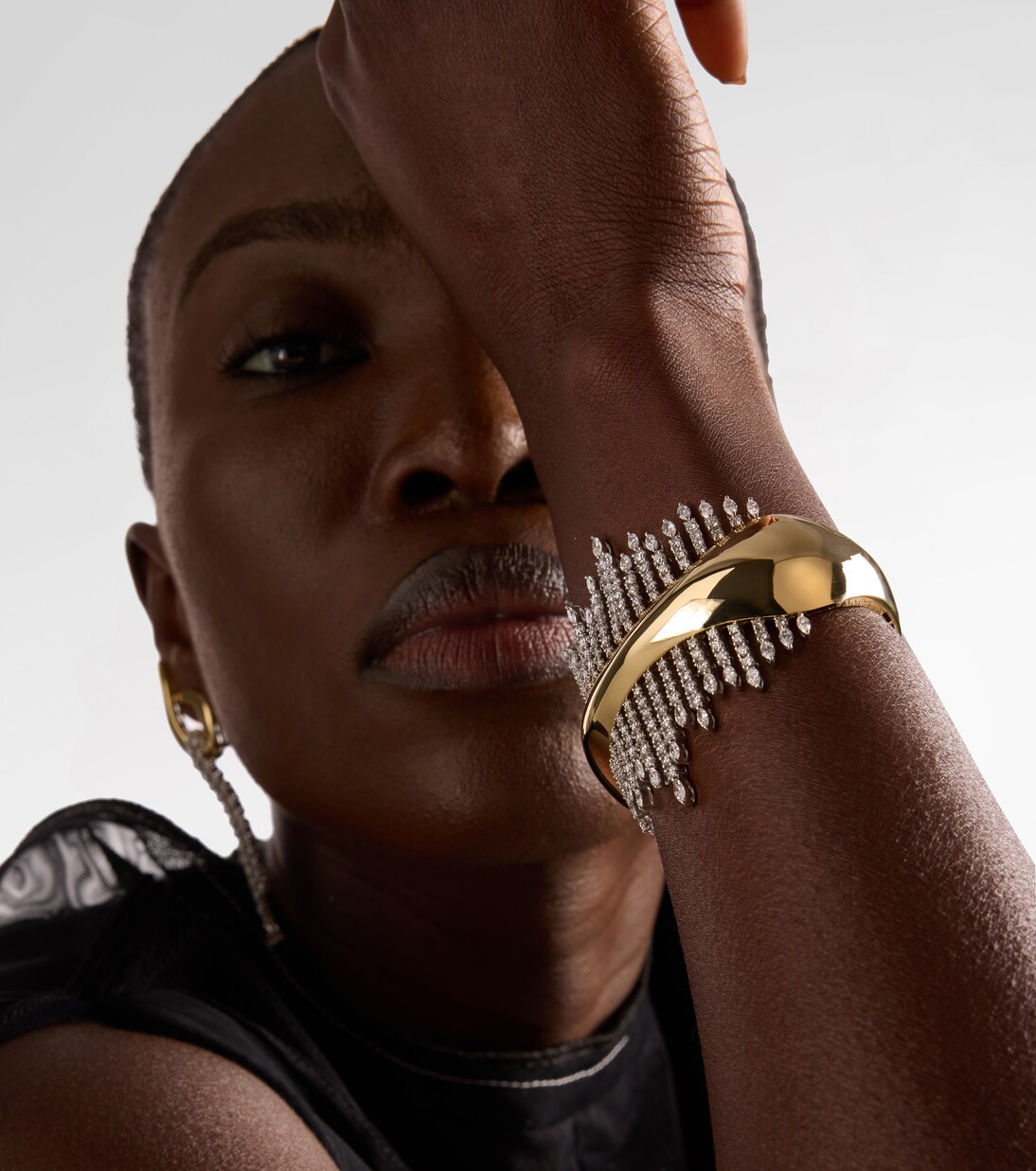 Armreif Golden Strada aus 18kt Gelbgold (750/1000) mit Diamanten | Yeprem