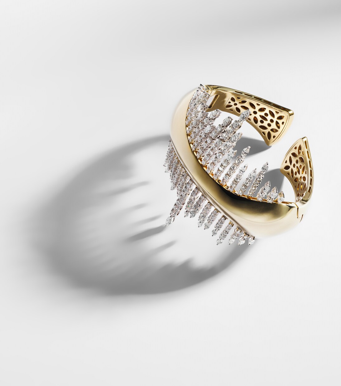 Armreif Golden Strada aus 18kt Gelbgold (750/1000) mit Diamanten | Yeprem