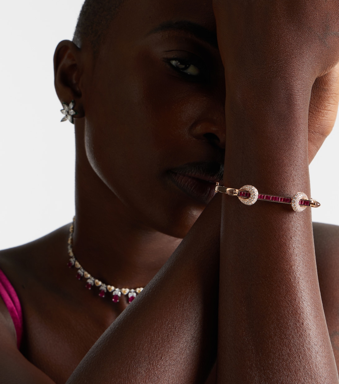 Armreif Chakra Icon aus 18kt Roségold (750/1000) mit Diamanten, Rubinen und Quarz | Ananya