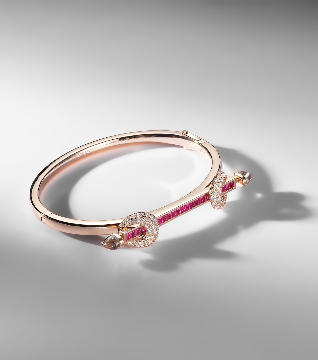 Armreif Chakra Icon aus 18kt Roségold (750/1000) mit Diamanten, Rubinen und Quarz | Ananya