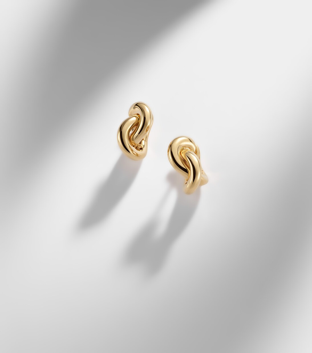 Legacy Knot Small 18kt gold earrings | Engelbert