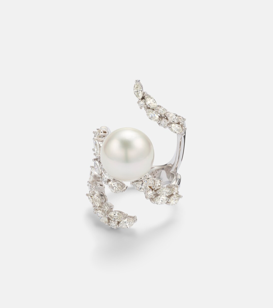 Pearlescent 18kt white gold ring with freshwater pearl and diamonds | Yeprem