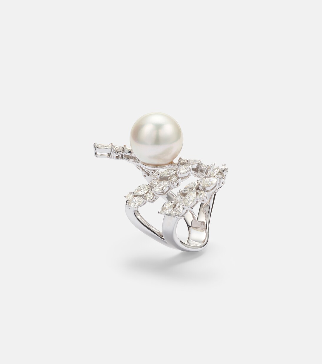 Pearlescent 18kt white gold ring with freshwater pearl and diamonds | Yeprem