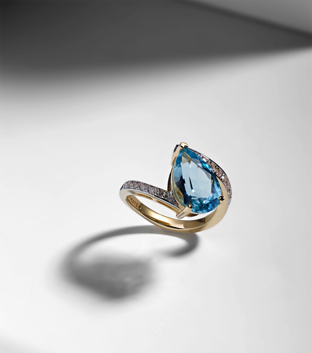 Slanted 14kt gold ring with topaz and diamonds  | Mateo
