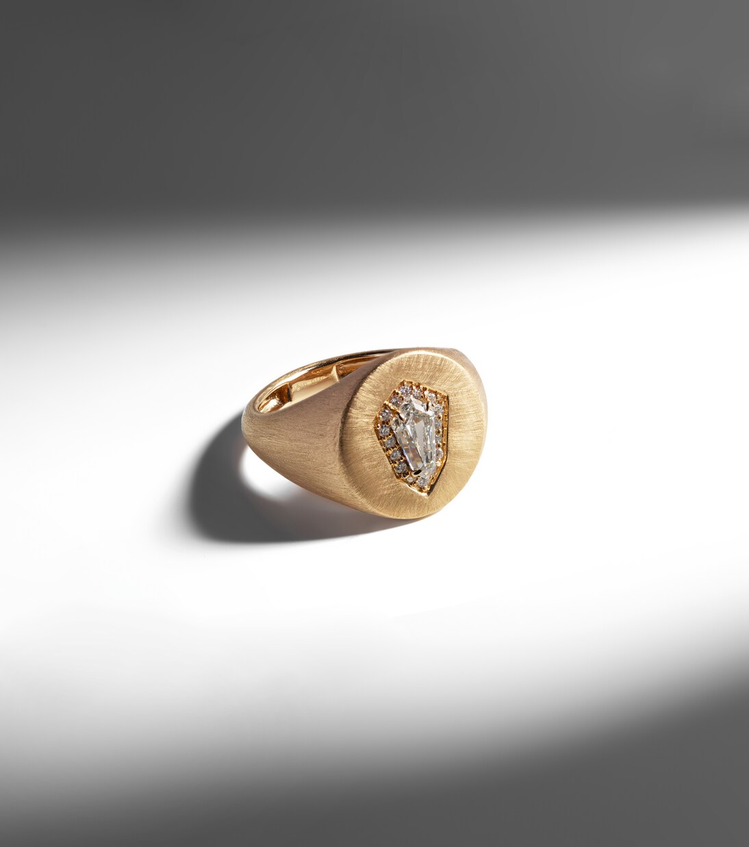 Anello per mignolo Kite in oro 18kt con diamanti | Kamyen