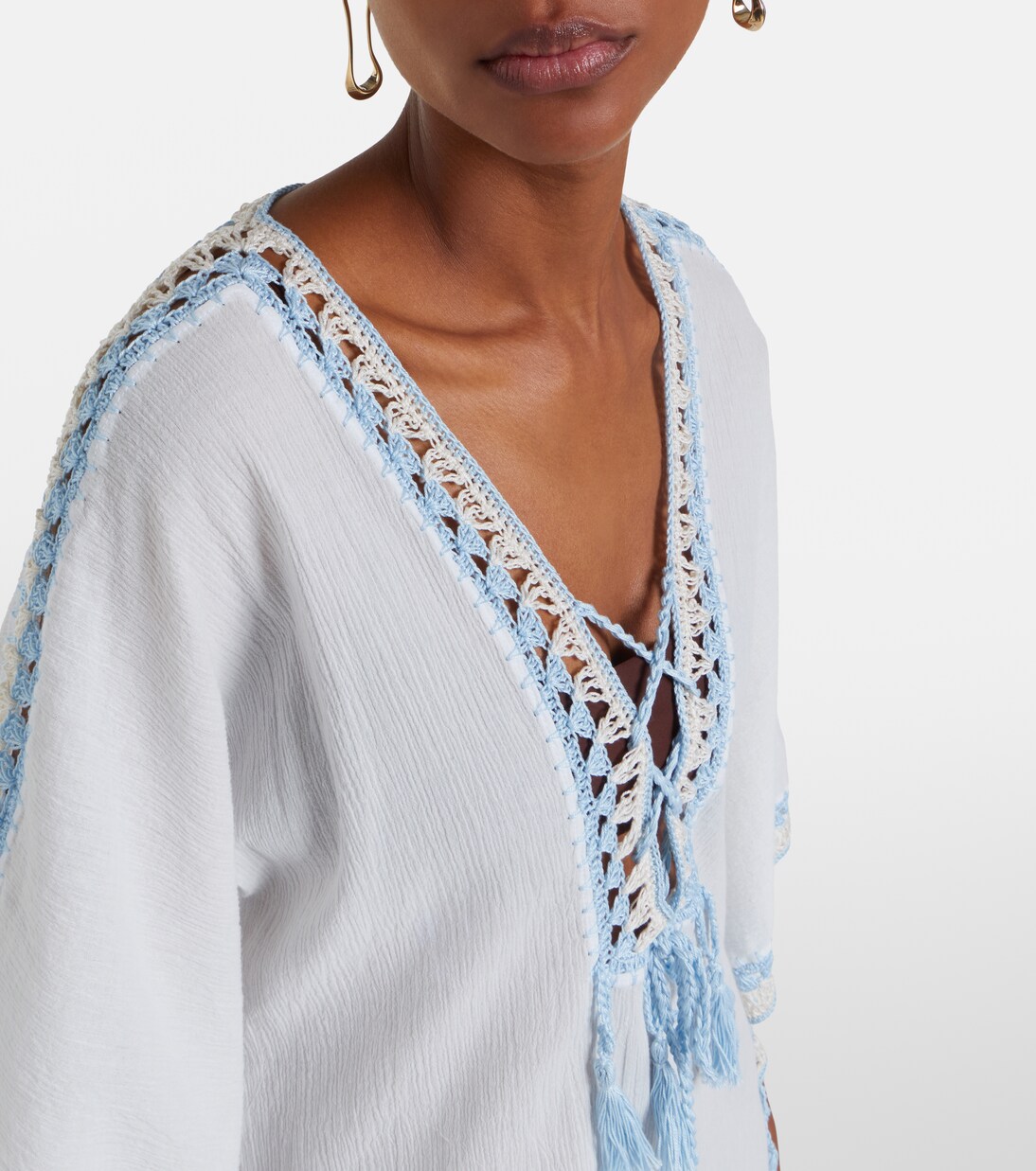 Kaftan aus Baumwolle mit Häkelstrick | Anna Kosturova