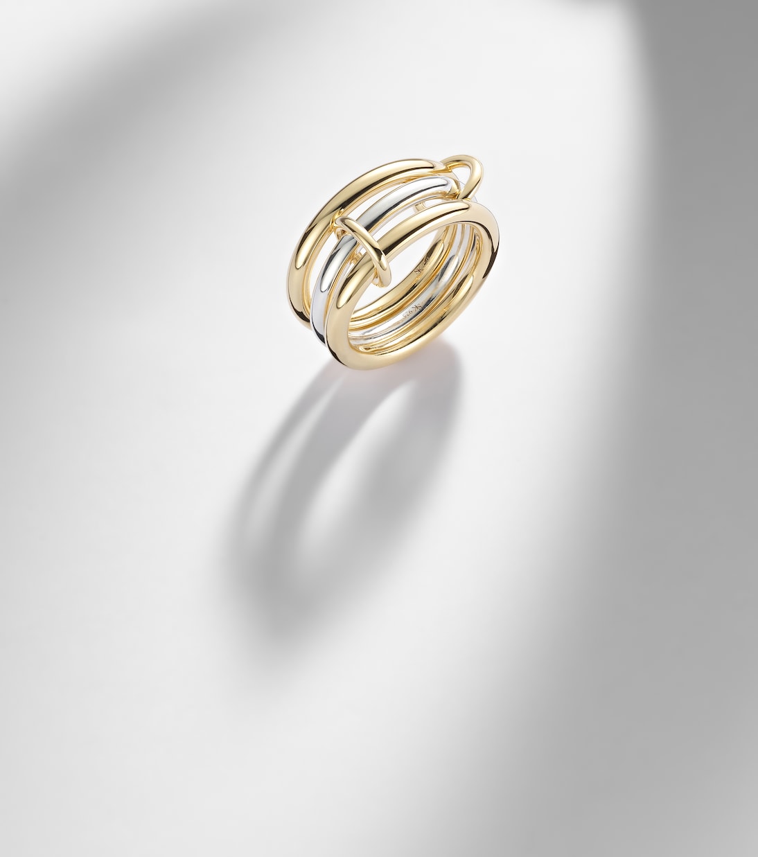 Anillo Taurus SG de oro de 18 ct y plata esterlina | Spinelli Kilcollin