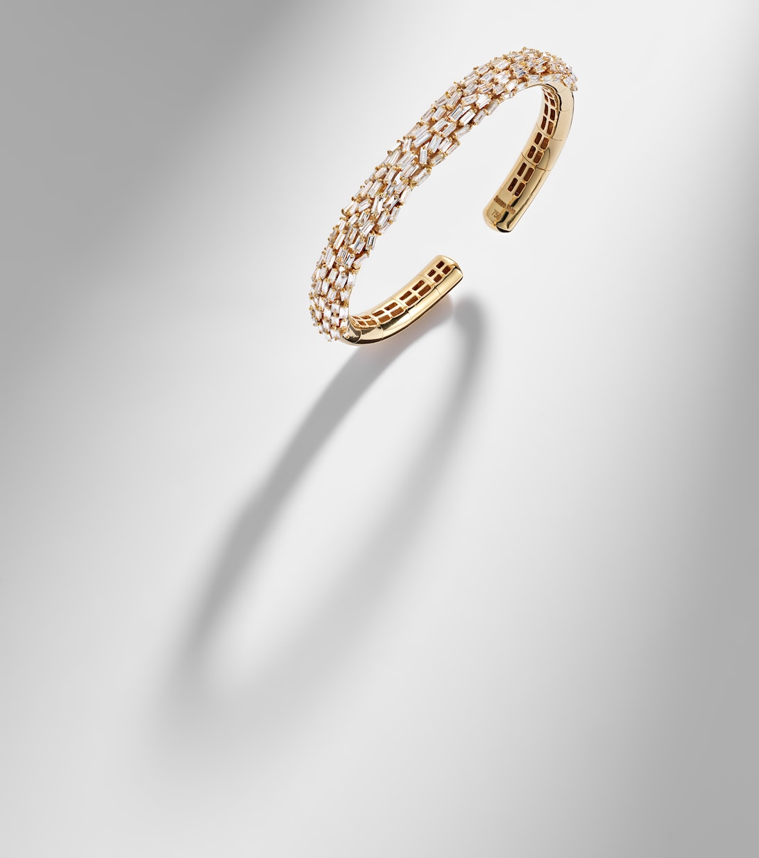 18kt gold bangle with diamonds in gold - Suzanne Kalan | Mytheresa
