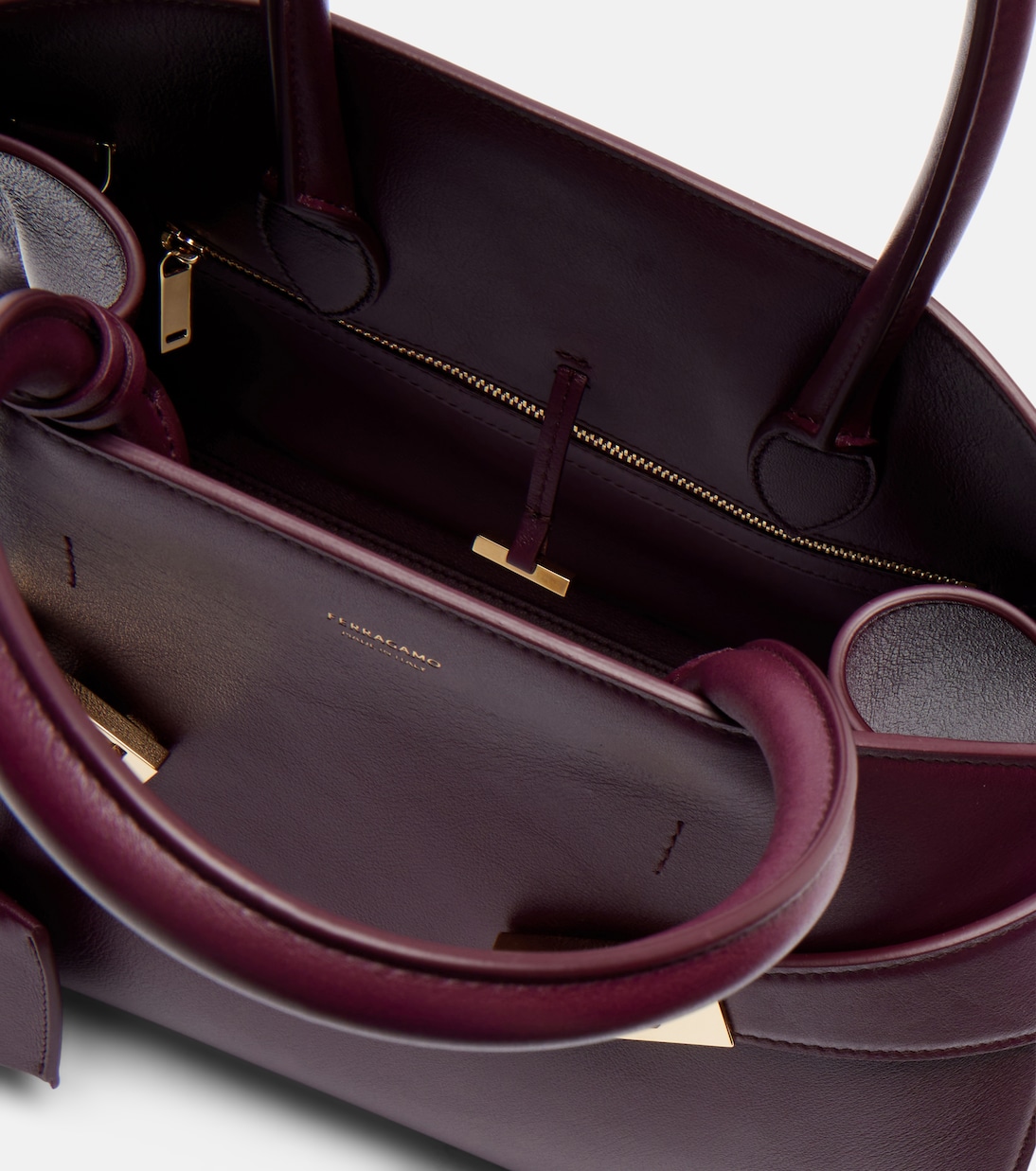 Hug 미디엄 레더 토트 백 | Ferragamo