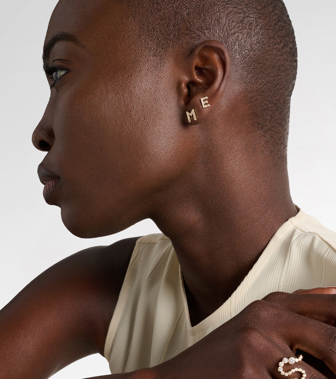 Boucle d'oreille unique Initial Petite en or 18 ct (750/1000) et diamants | Sophie Bille Brahe