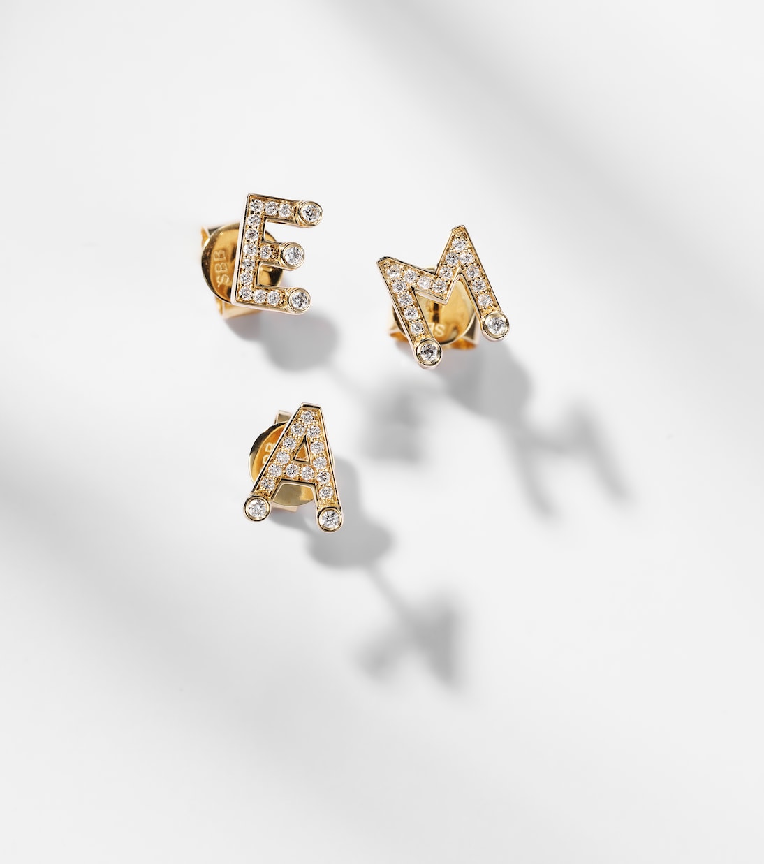 Boucle d'oreille unique Initial Petite en or 18 ct (750/1000) et diamants | Sophie Bille Brahe