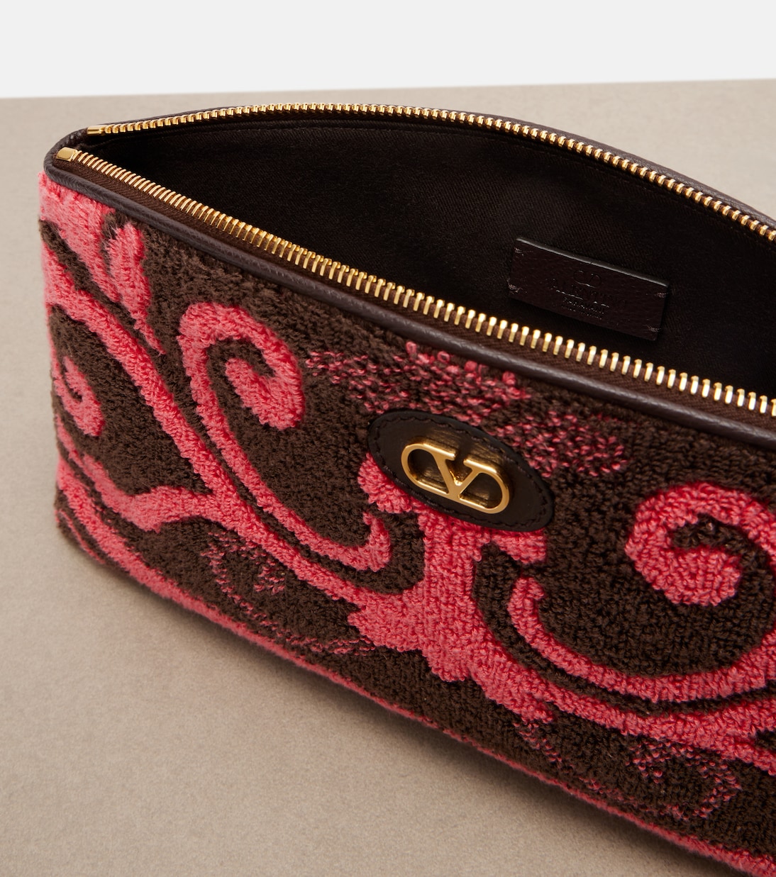 Clutch VLogo aus Frottee mit Leder | Valentino Garavani