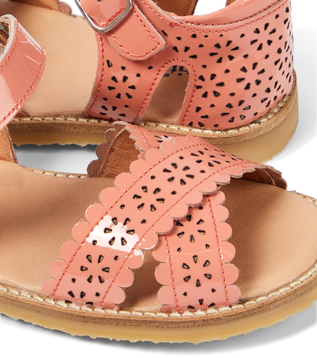 Crossover Scallop Flower patent leather sandals | Petit Nord