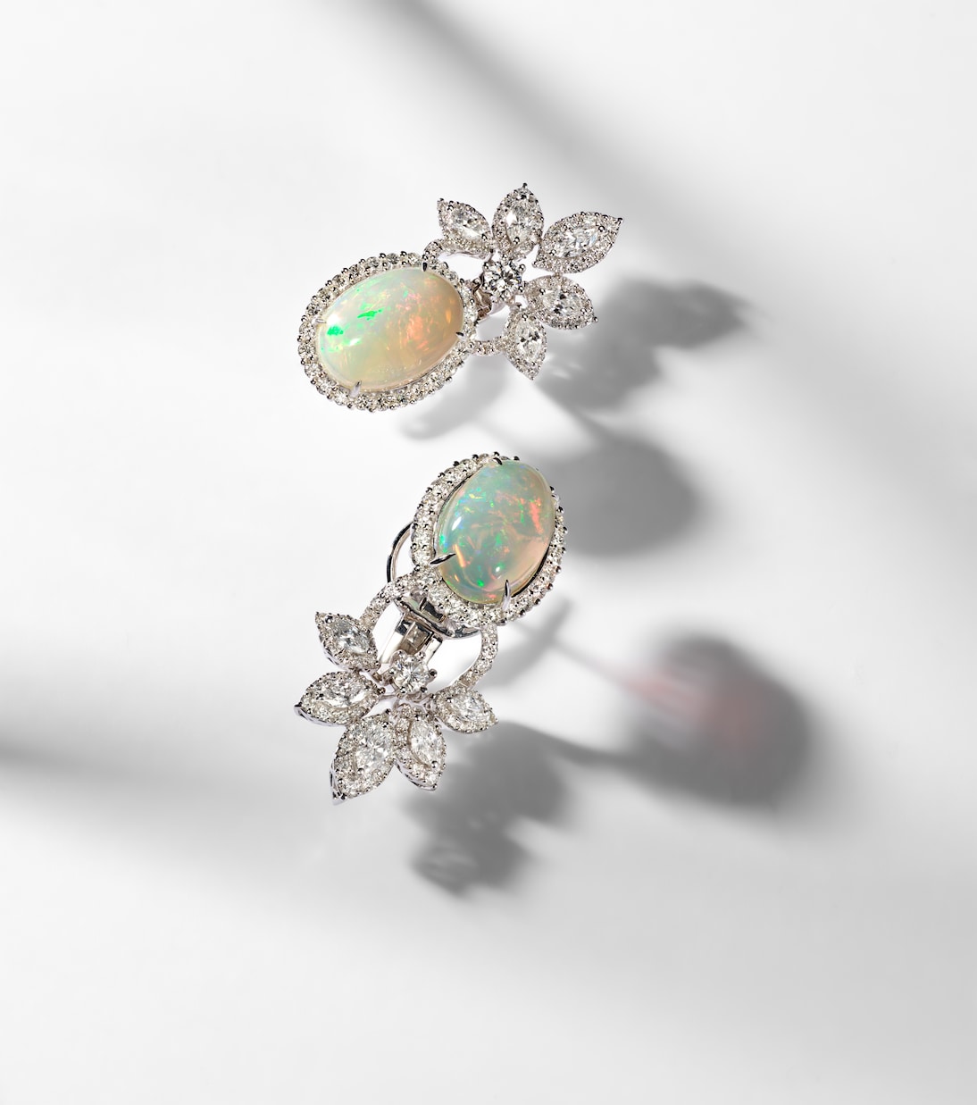 Boucles d'oreilles Reign Supreme en or blanc 18 ct, opales et diamants | Yeprem