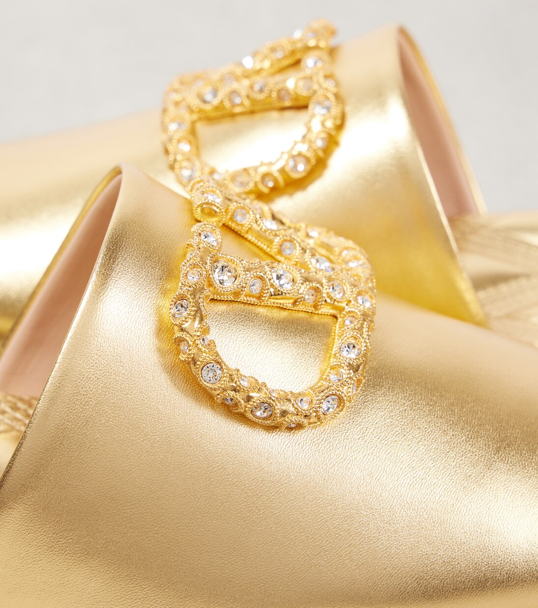 Slippers VLogo Signature aus Metallic-Leder | Valentino Garavani