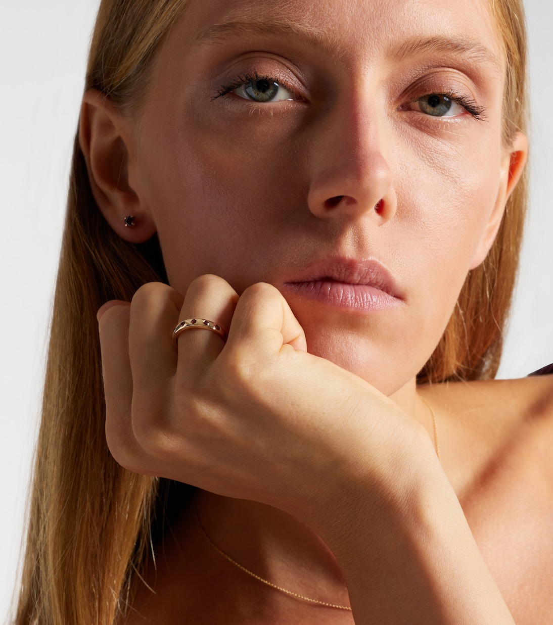 Ring aus 10kt Gelbgold (417/1000) mit Granat | Stone and Strand