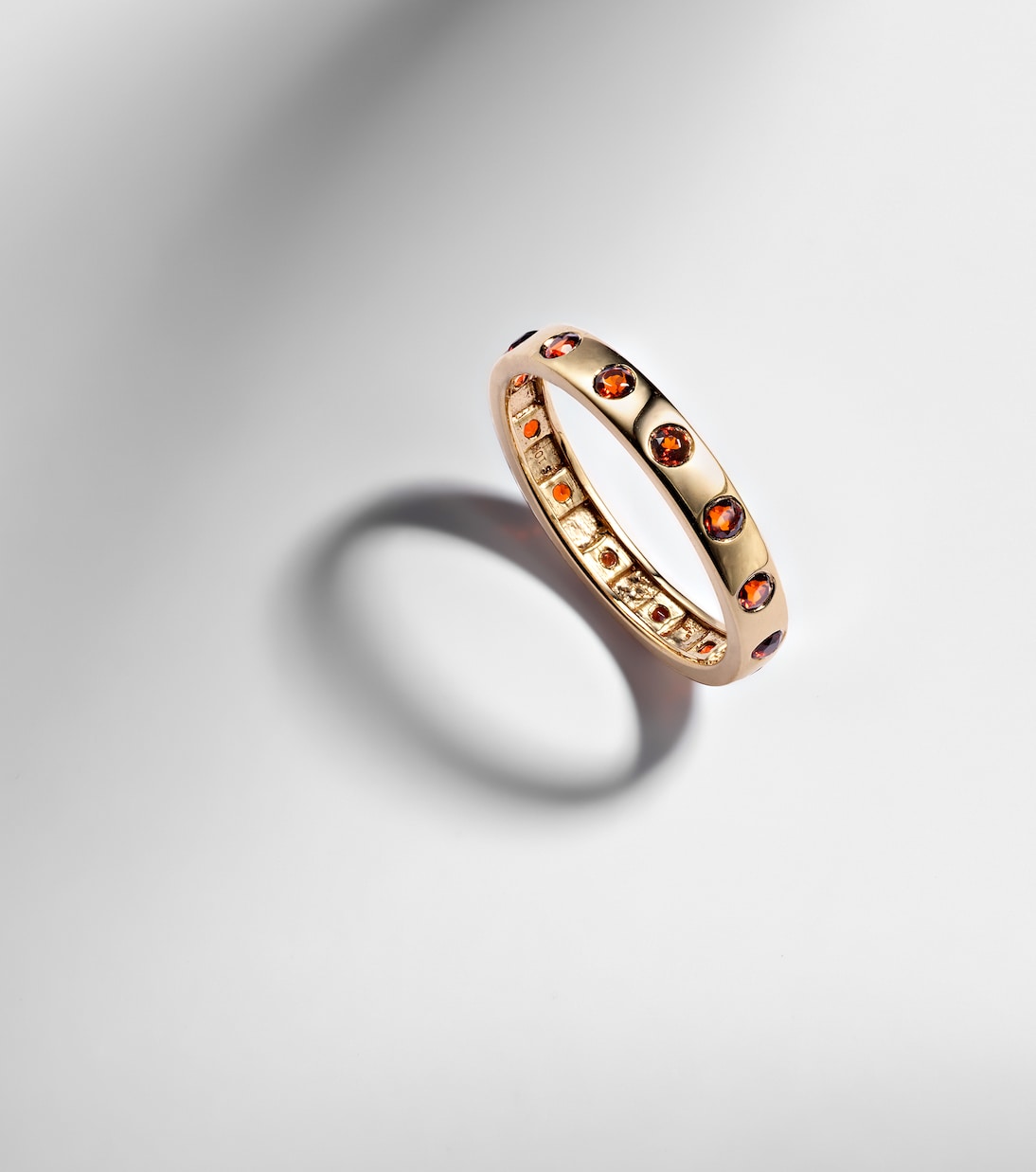 Ring aus 10kt Gelbgold (417/1000) mit Granat | Stone and Strand