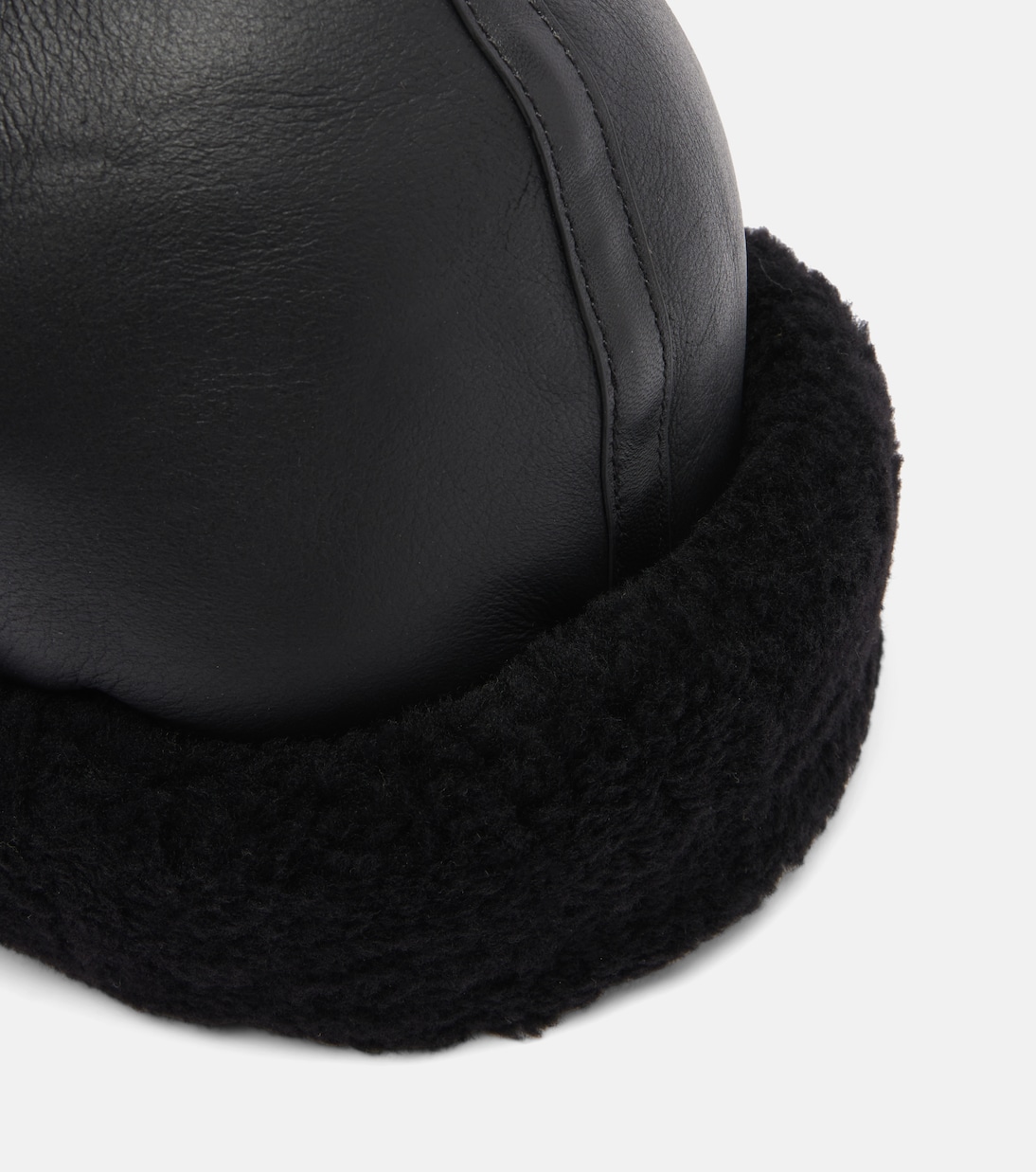 Shearling-trimmed leather hat | Toteme