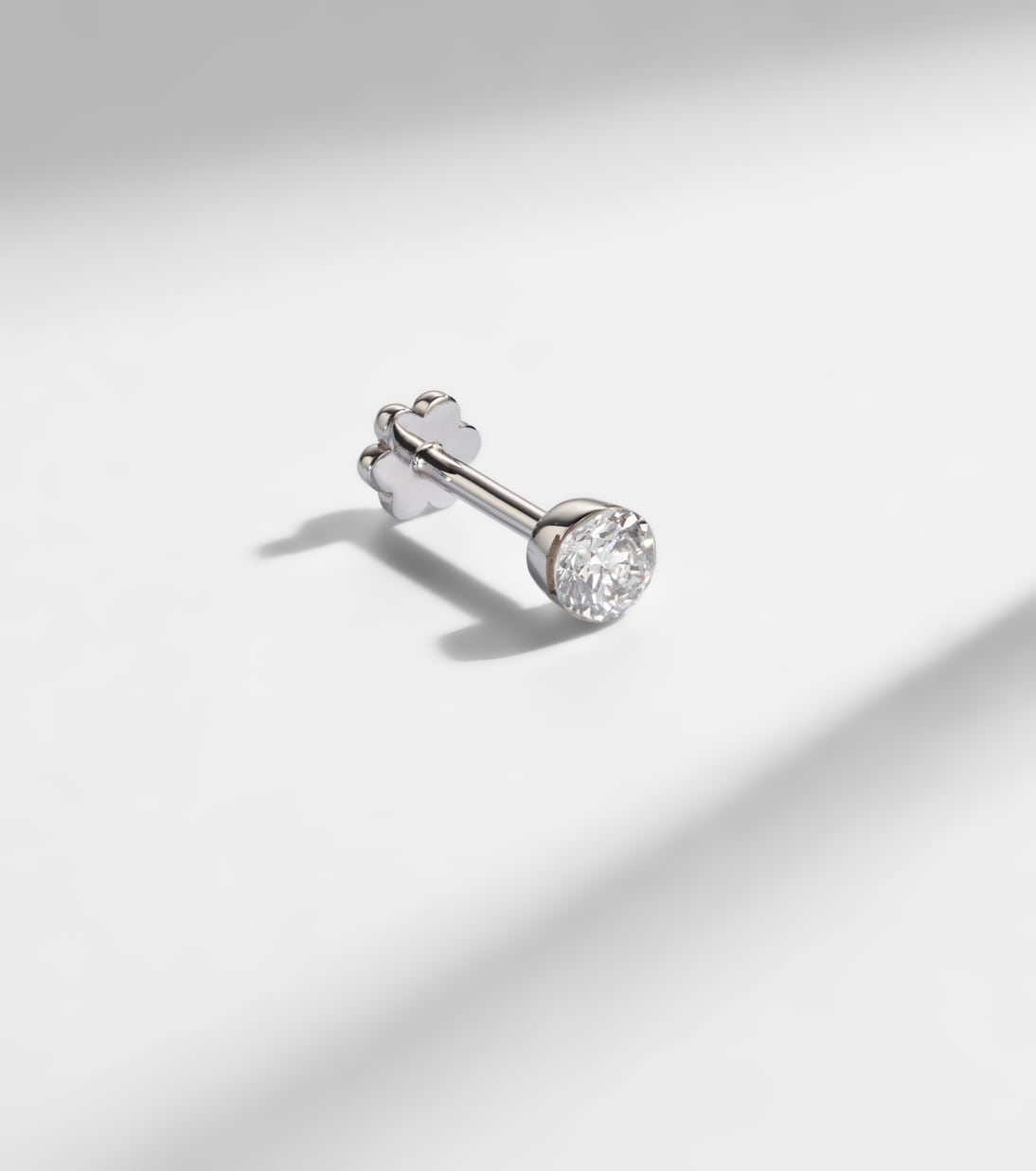 Einzelner Ohrring aus 18kt Weißgold (750/1000) mit Diamant | Maria Tash