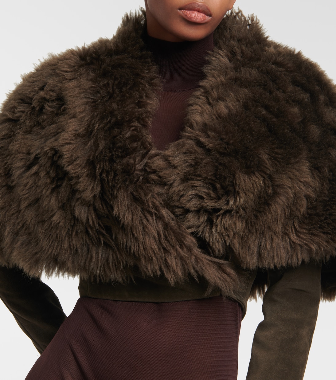 Cropped-Jacke aus Shearling und Veloursleder | Alaïa