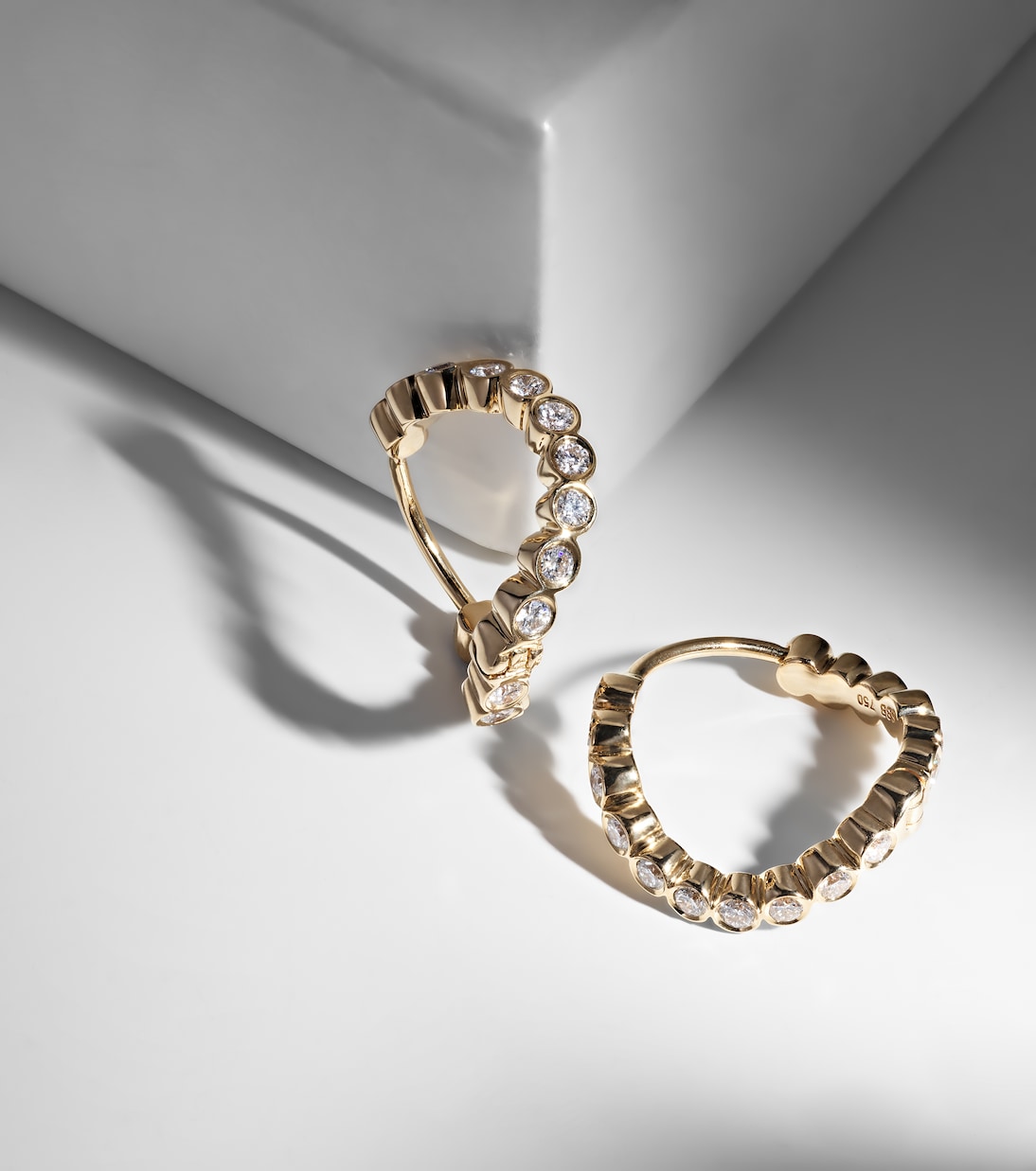 Petit Courant 18kt gold hoop earrings with diamonds | Sophie Bille Brahe