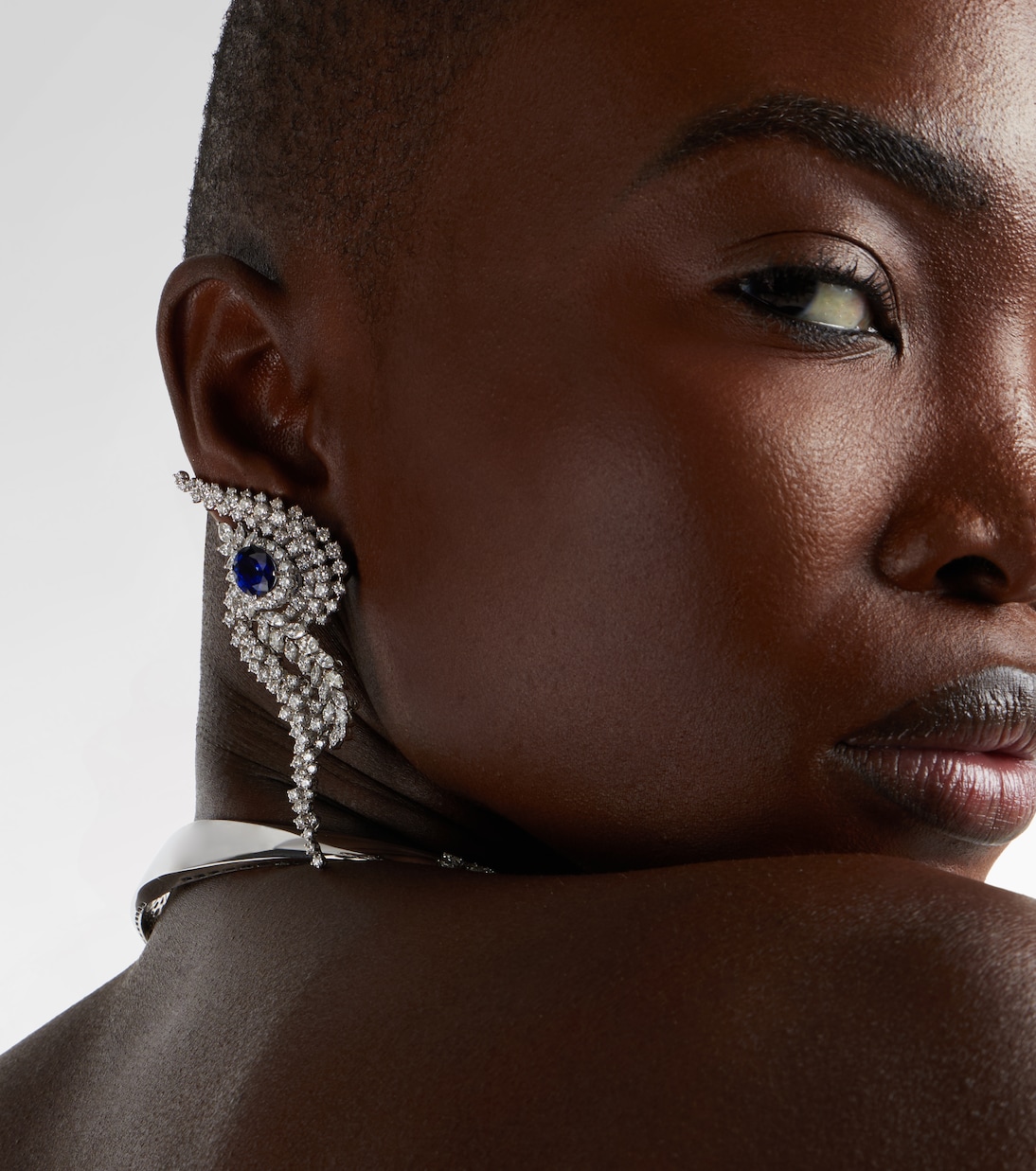 Orecchini in oro bianco 18kt con diamanti e zaffiri | Yeprem