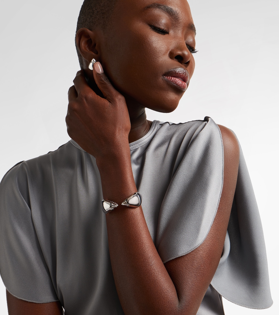 Requin 9kt white gold bangle with diamonds | Yvonne Léon