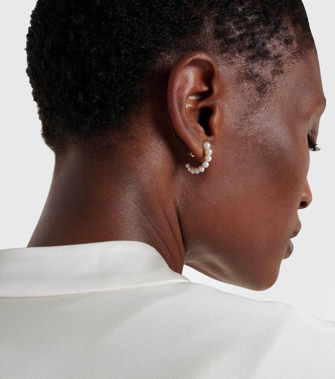 Petit Boucle de Perle 14kt gold hoop earring with freshwater pearls | Sophie Bille Brahe