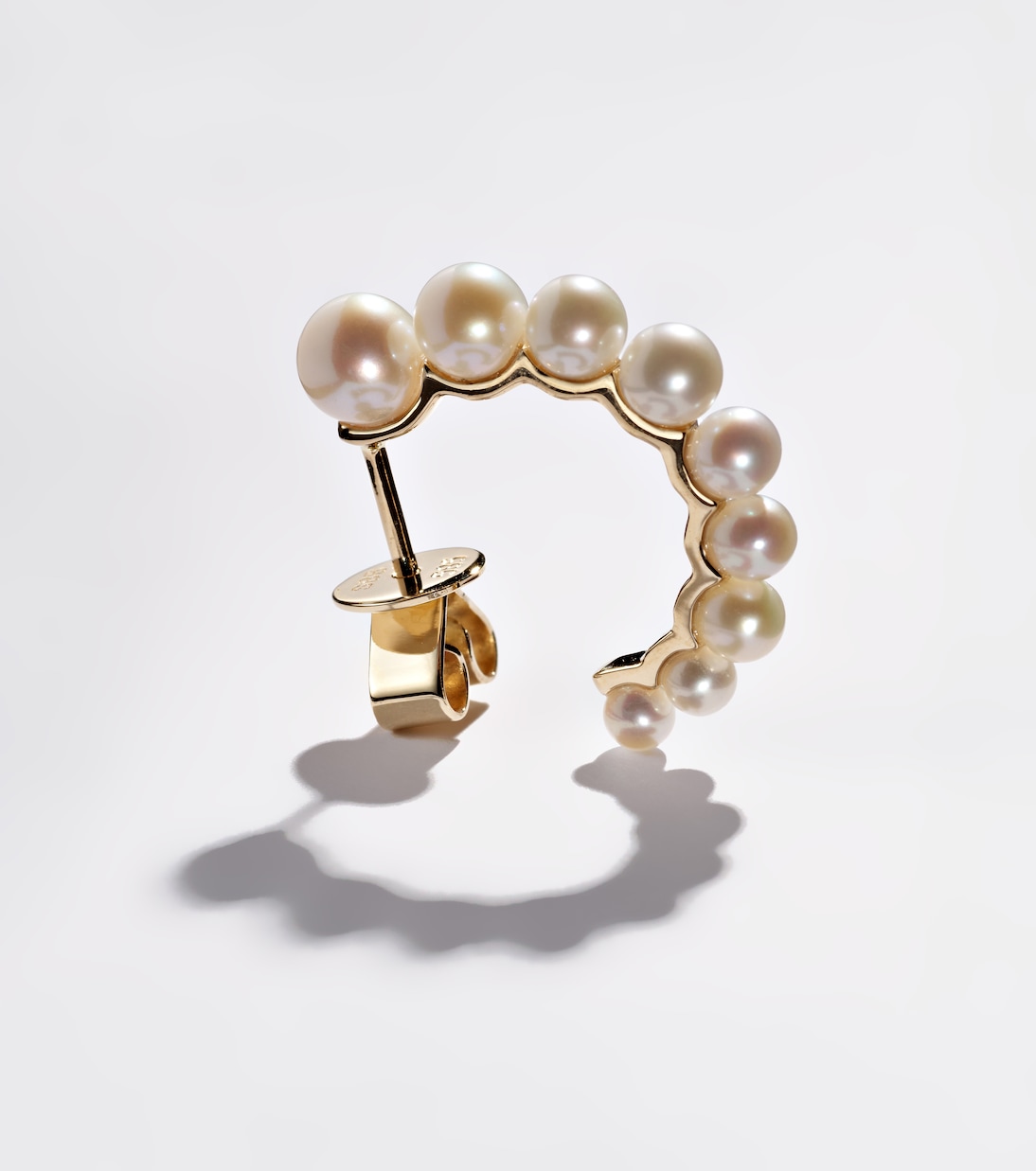 Petit Boucle de Perle 14kt gold hoop earring with freshwater pearls | Sophie Bille Brahe