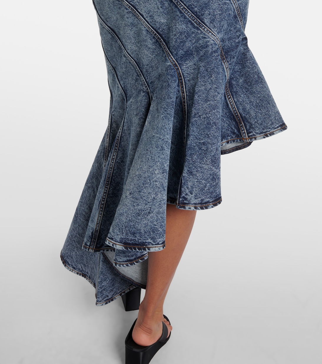 Falda midi Spiral de denim asimétrica | Alaïa