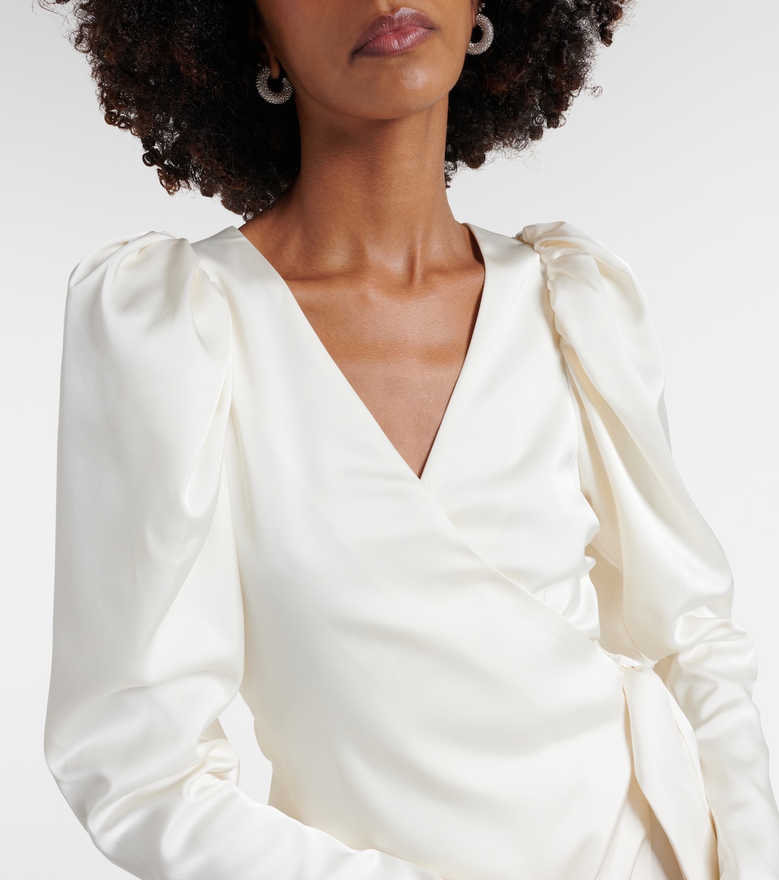 Wickelkleid aus Satin | Rotate