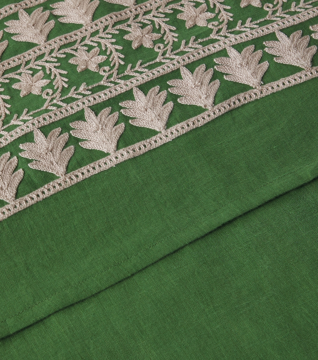 Embroidered linen tablecloth | Les-Ottomans