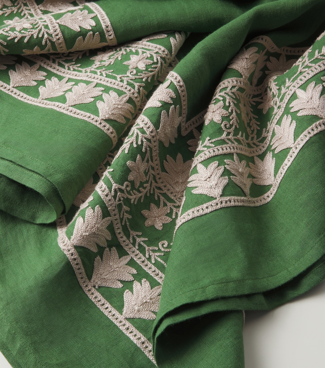 Embroidered linen tablecloth | Les-Ottomans