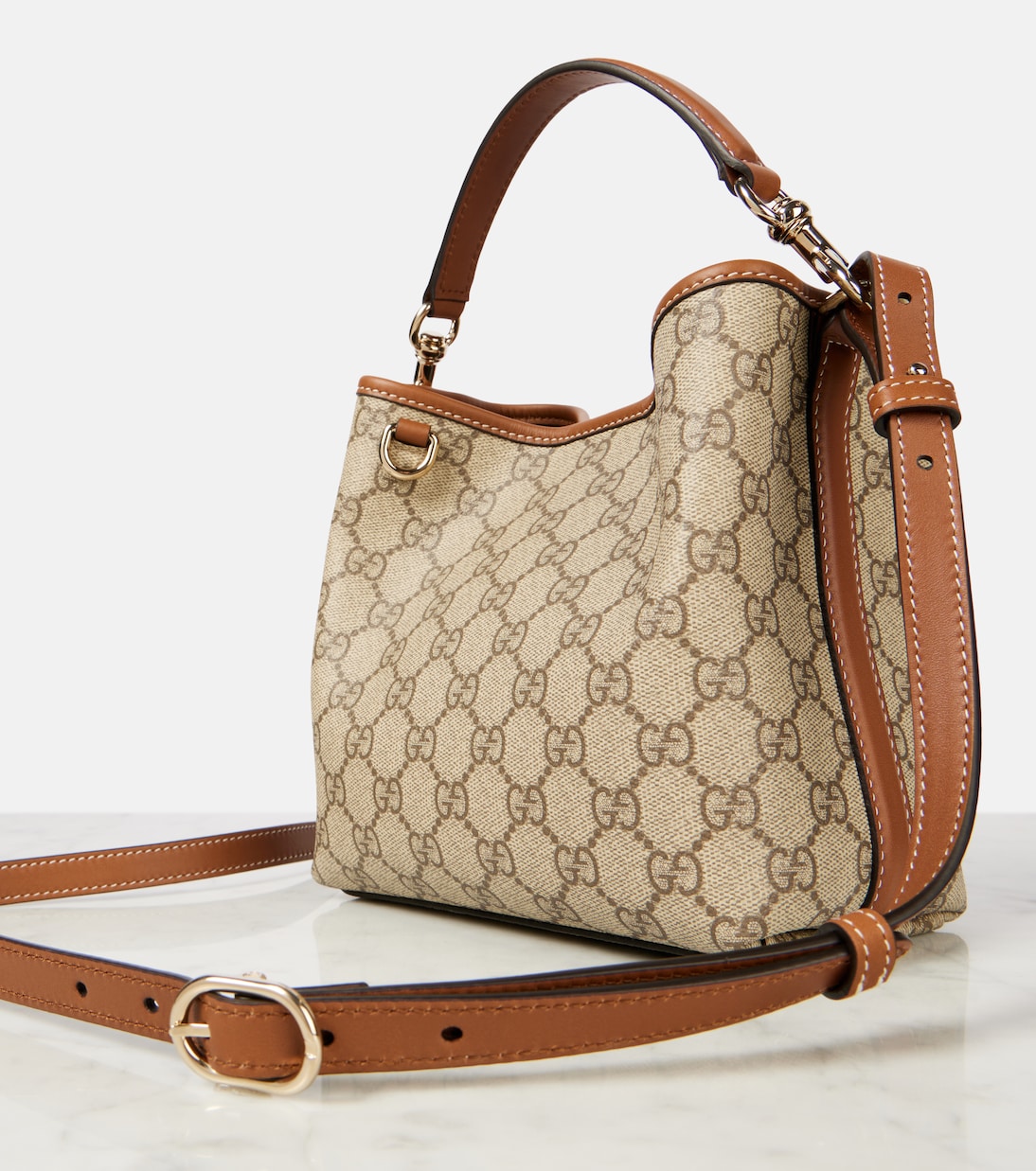 Sac seau GG Emblem Small en toile | Gucci