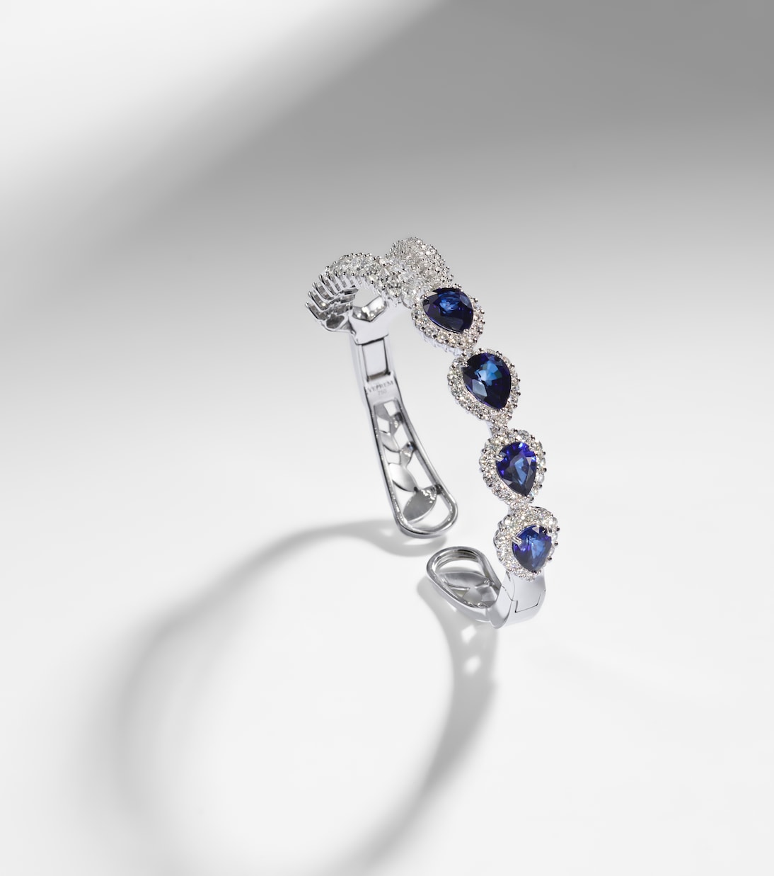 Bracelet Reign Supreme en or blanc 18 ct, saphirs et diamants | Yeprem