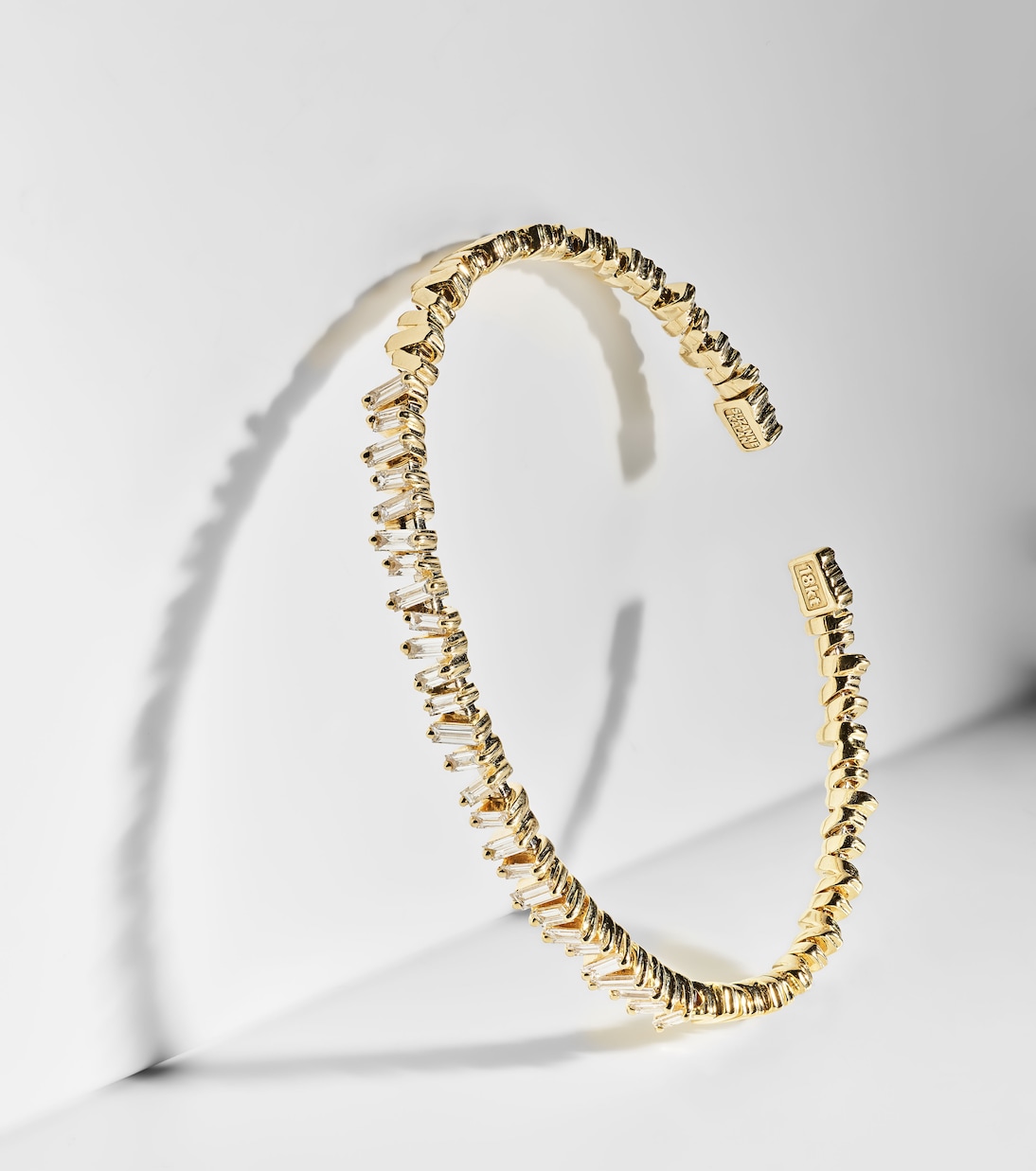 Brazalete Classic de oro de 18 ct con diamantes | Suzanne Kalan