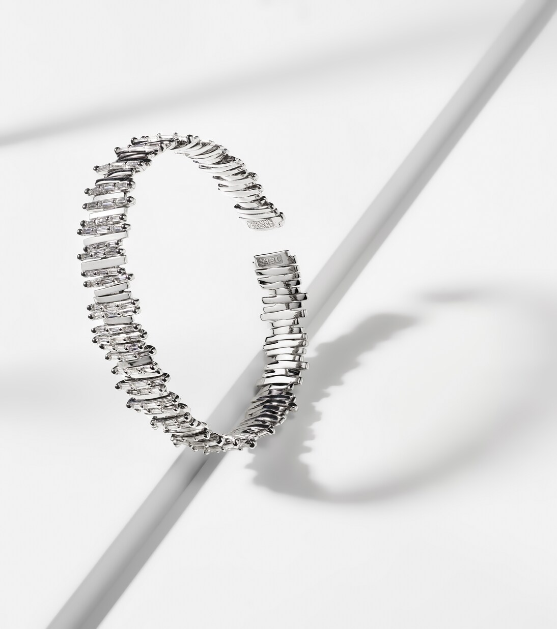 Armreif aus 18kt Weißgold mit Diamanten | Suzanne Kalan