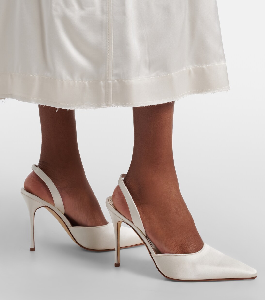 Salones destalonados Borelapla de satén | Manolo Blahnik