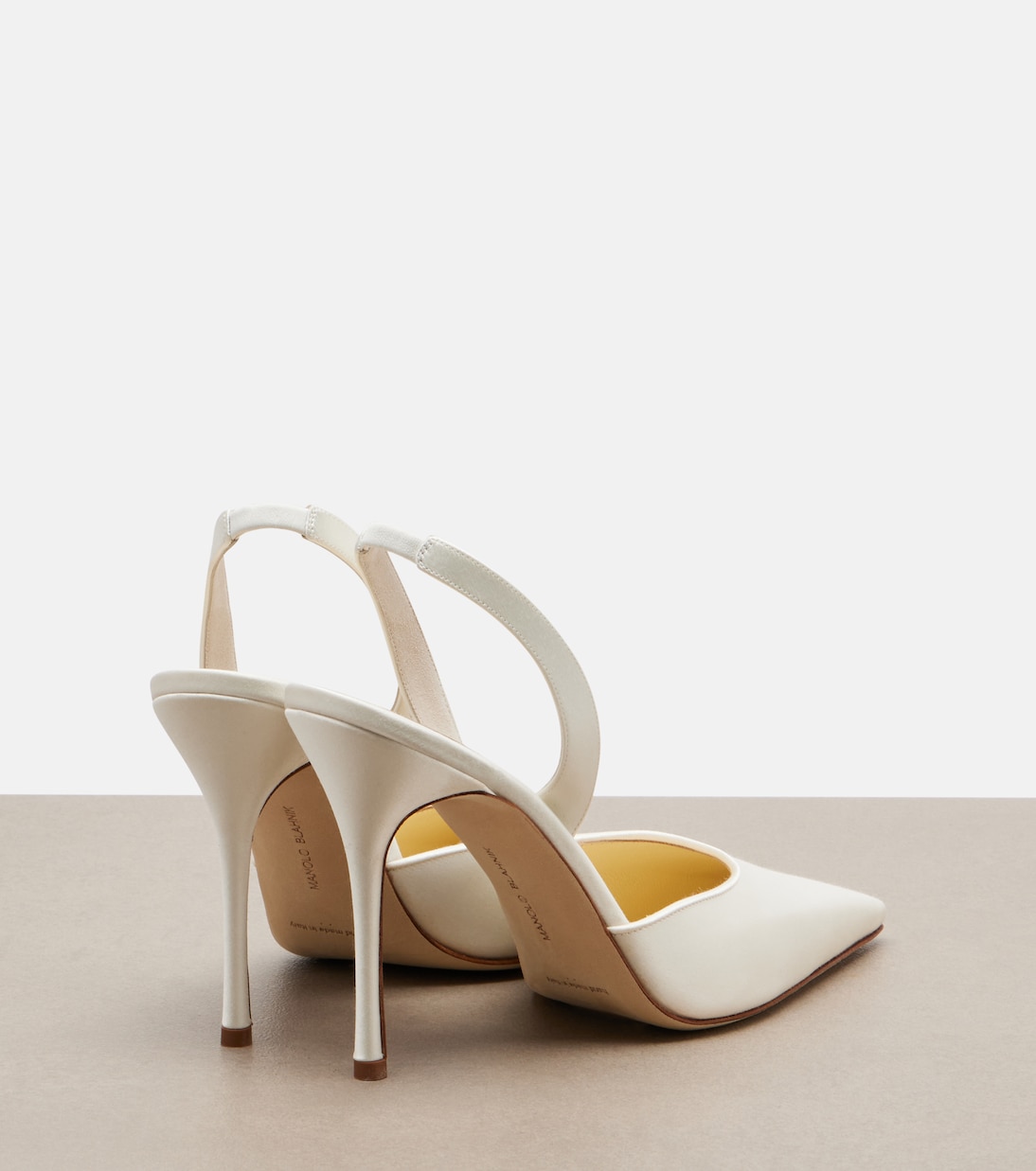 Salones destalonados Borelapla de satén | Manolo Blahnik