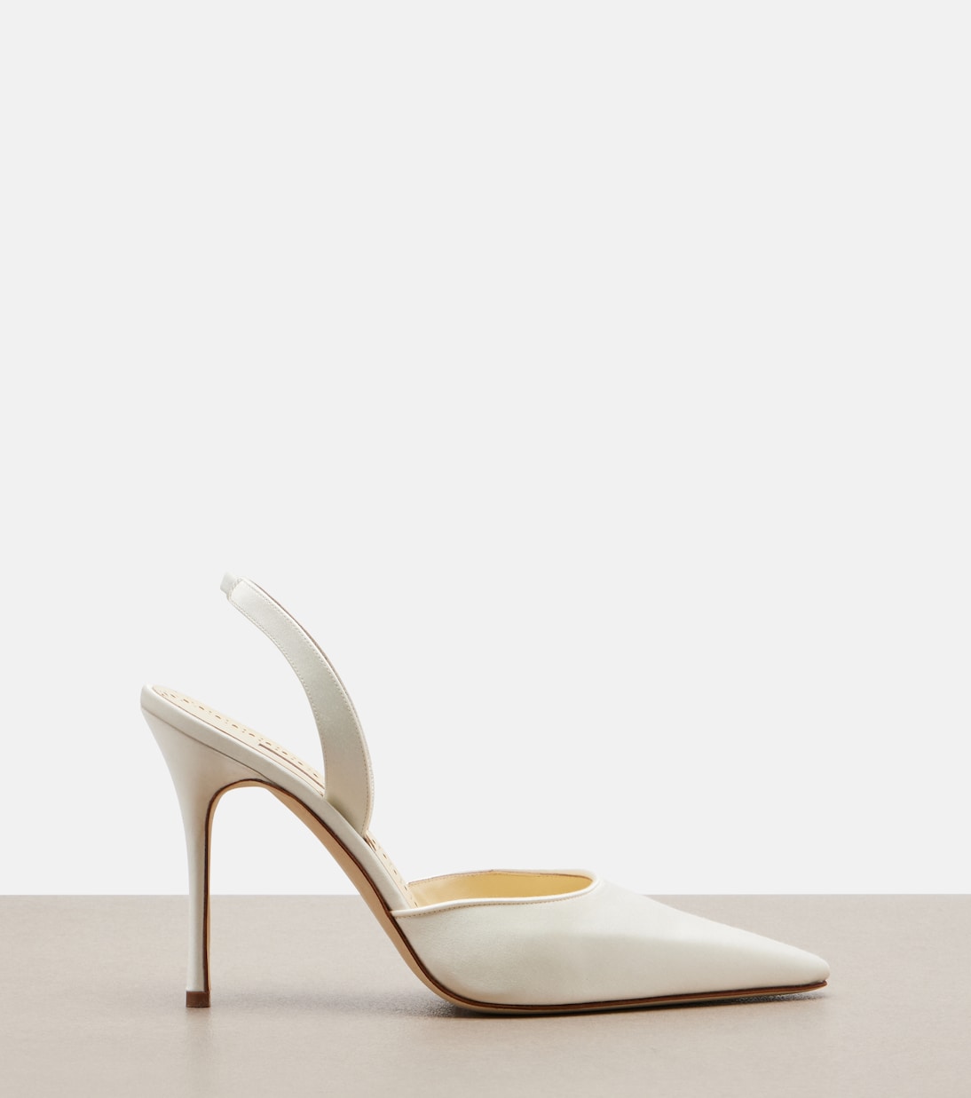 Salones destalonados Borelapla de satén | Manolo Blahnik