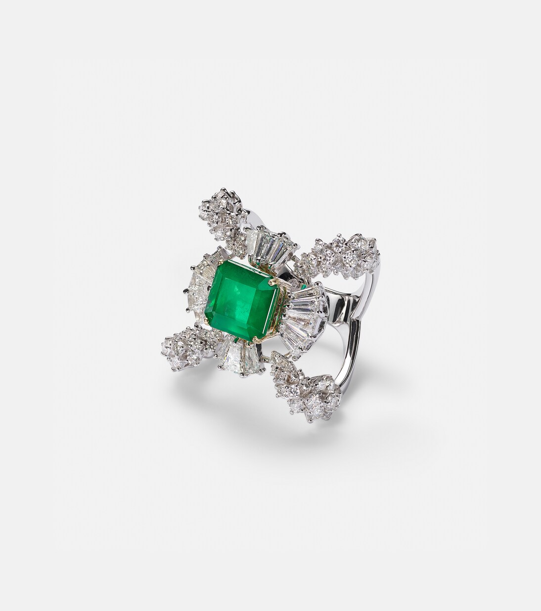 Reign Supreme 18kt white gold ring with emerald and diamonds | Yeprem