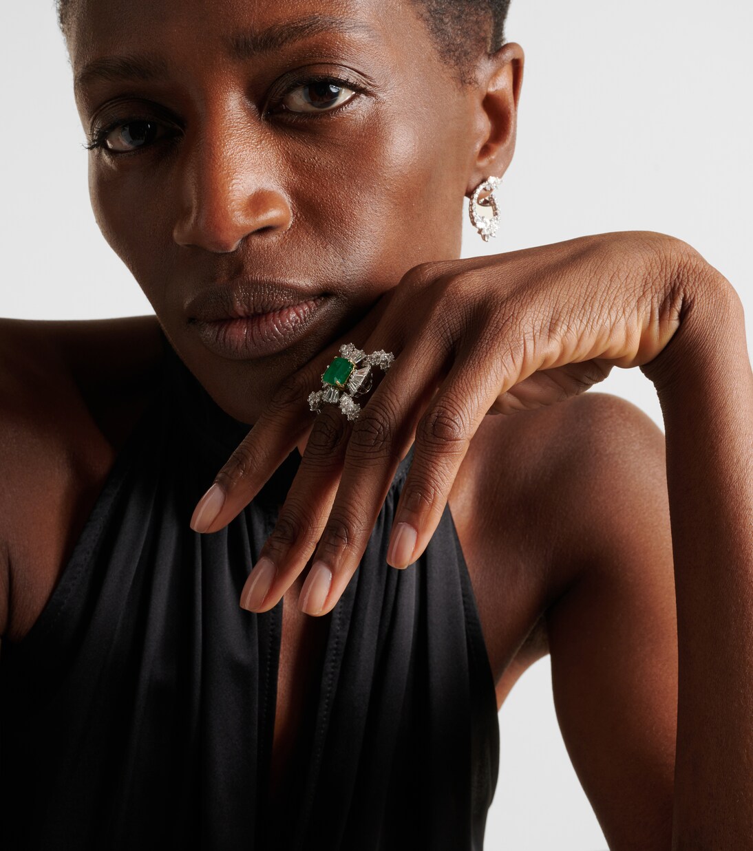 Reign Supreme 18kt white gold ring with emerald and diamonds | Yeprem